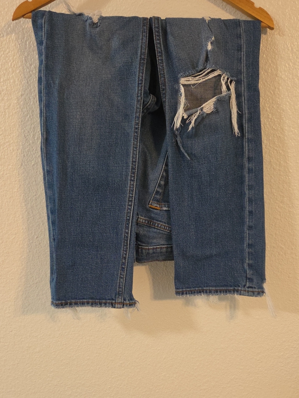 Abercrombie & Fitch Men's Distressed Blue Straight Jeans